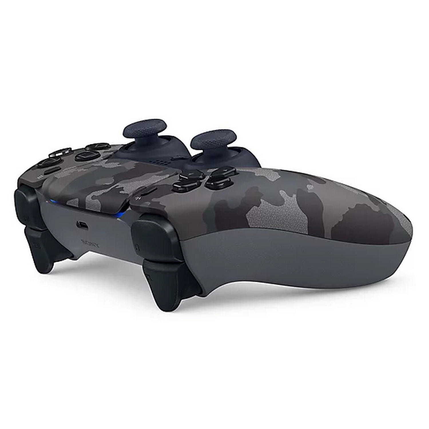 Un mando de PlayStation 5 con estampado de camuflaje. Tiene botones y palancas analógicas negras. El cuerpo es gris y negro.
