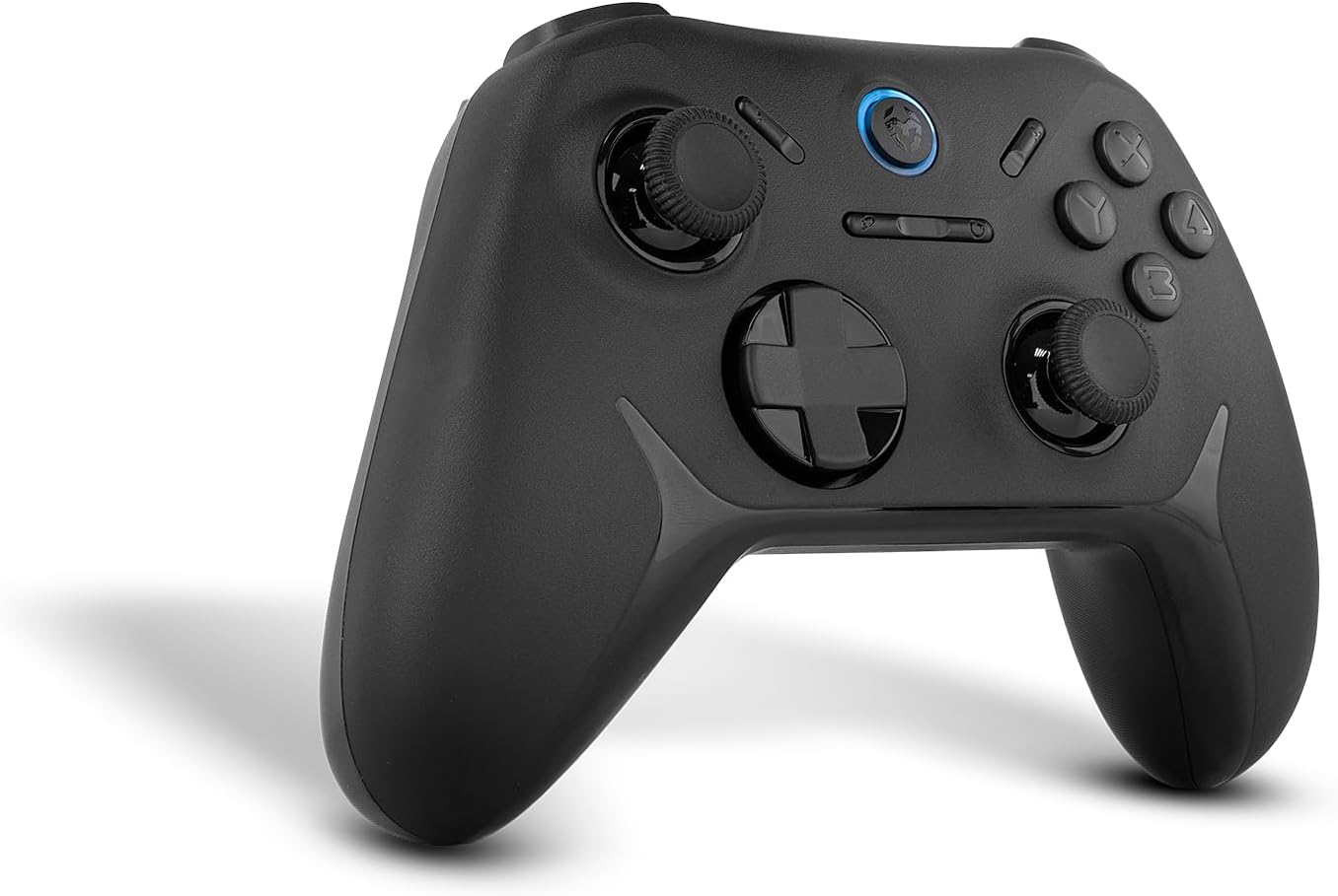 Controlador de juego negro con botones, joysticks y una cruceta, sobre un fondo blanco. Tiene una luz azul.