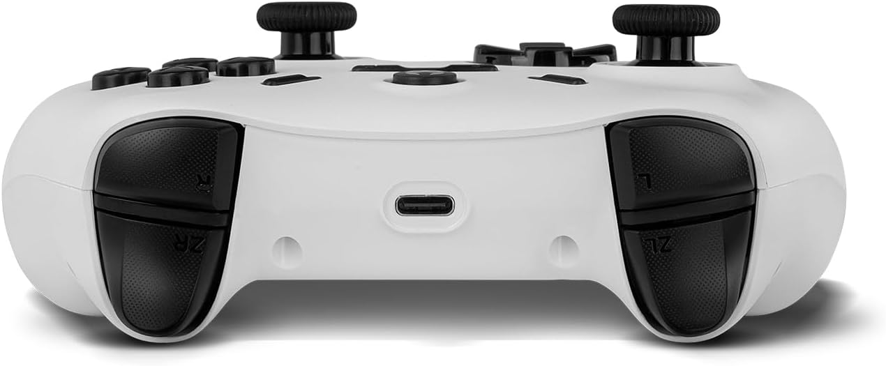 Un mando de juego blanco con botones y gatillos negros. El mando tiene un puerto USB-C.