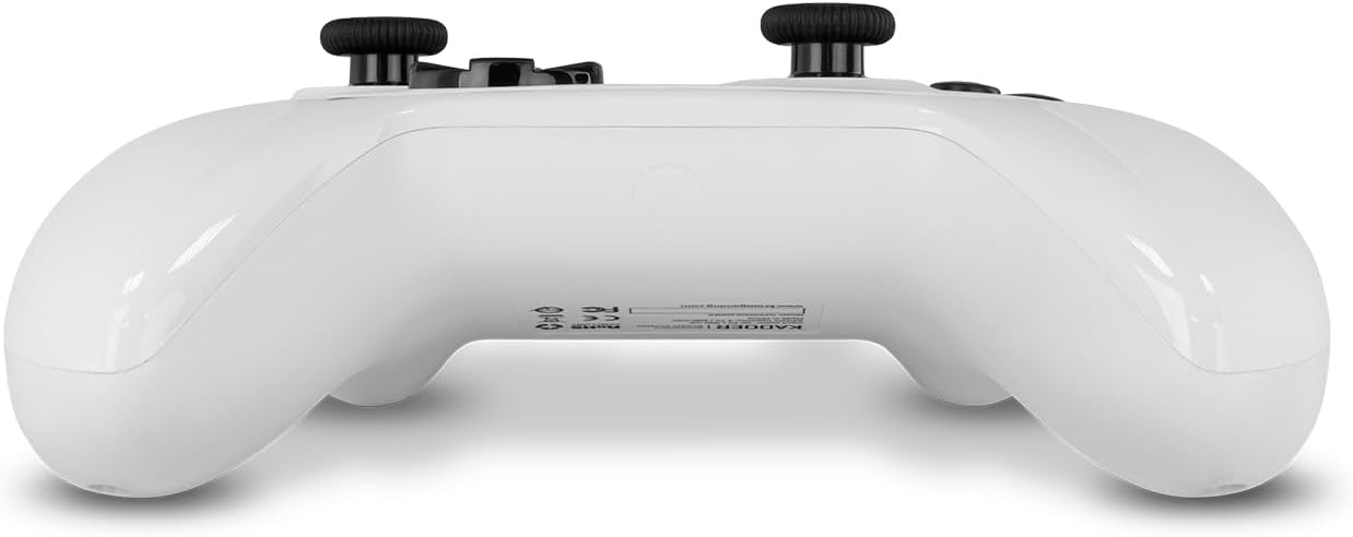 Se muestra un mando de juego blanco, con dos joysticks negros en la parte superior. El mando tiene un diseño suave y curvado.