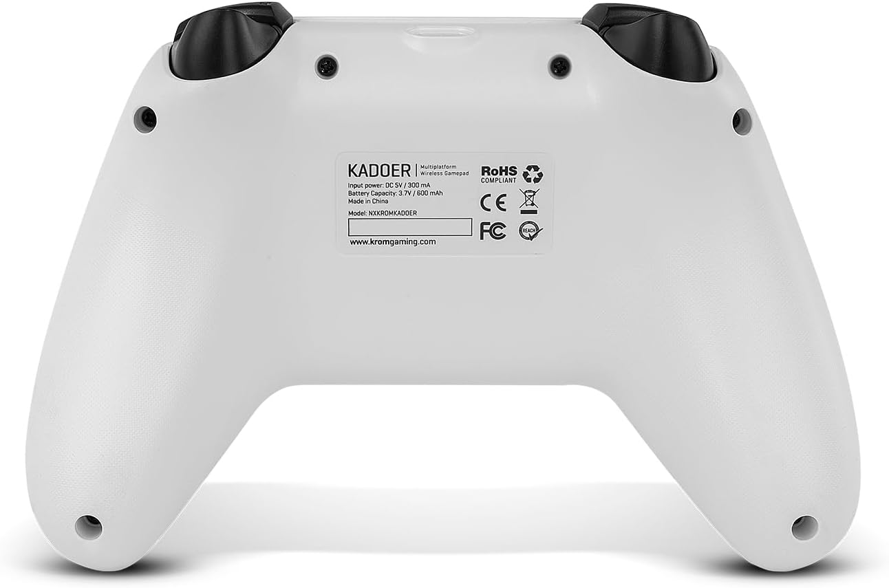 Vista trasera de un gamepad blanco. Joysticks negros en la parte superior. Contiene texto, incluida la marca KADOER y especificaciones.