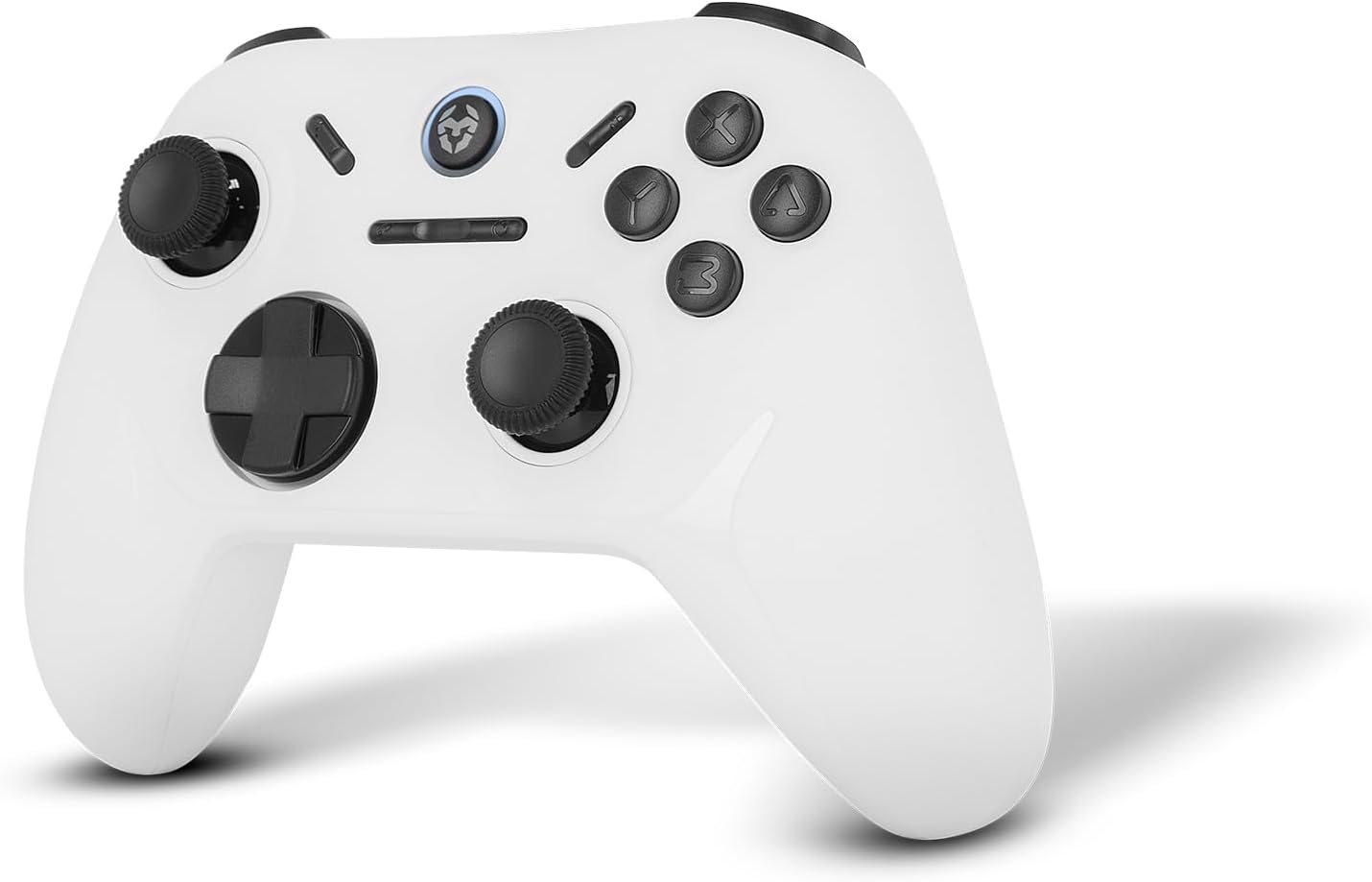Un mando de juego blanco con botones y joysticks negros. El mando tiene un pad direccional en forma de cruz y botones de flecha.