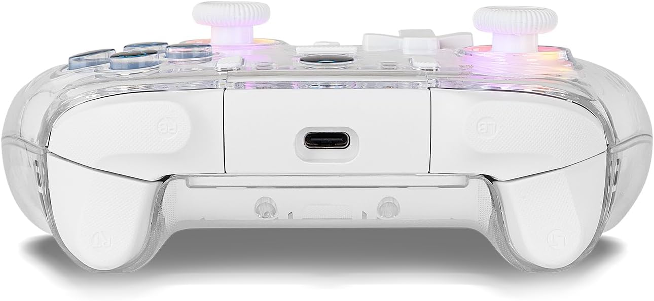 Se muestra un mando blanco y transparente. Tiene botones, joysticks y un puerto USB-C. Los joysticks tienen un brillo de color.