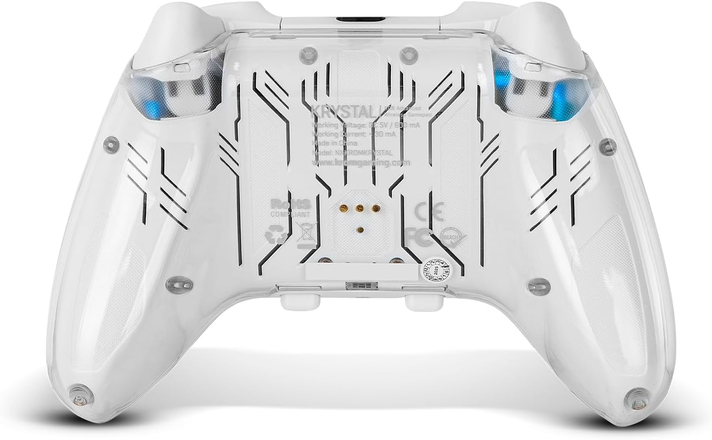 Un gamepad blanco transparente. La parte posterior revela componentes internos y texto, incluyendo especificaciones y marca.
