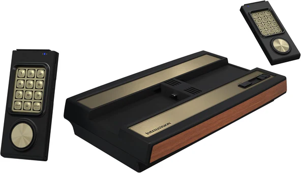 Una consola de juegos Intellivision con dos controladores, negro con detalles dorados y de madera. Los controladores tienen teclados numéricos y un disco circular.