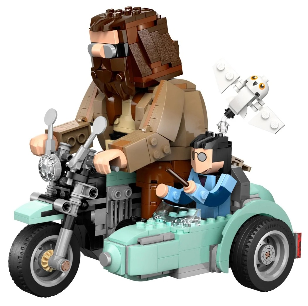 Zestaw Lego: Hagrid na motocyklu z Harrym Potterem w wózku bocznym, nad nimi leci sowa. Motocykl i wózek boczny są jasnoniebieskie.