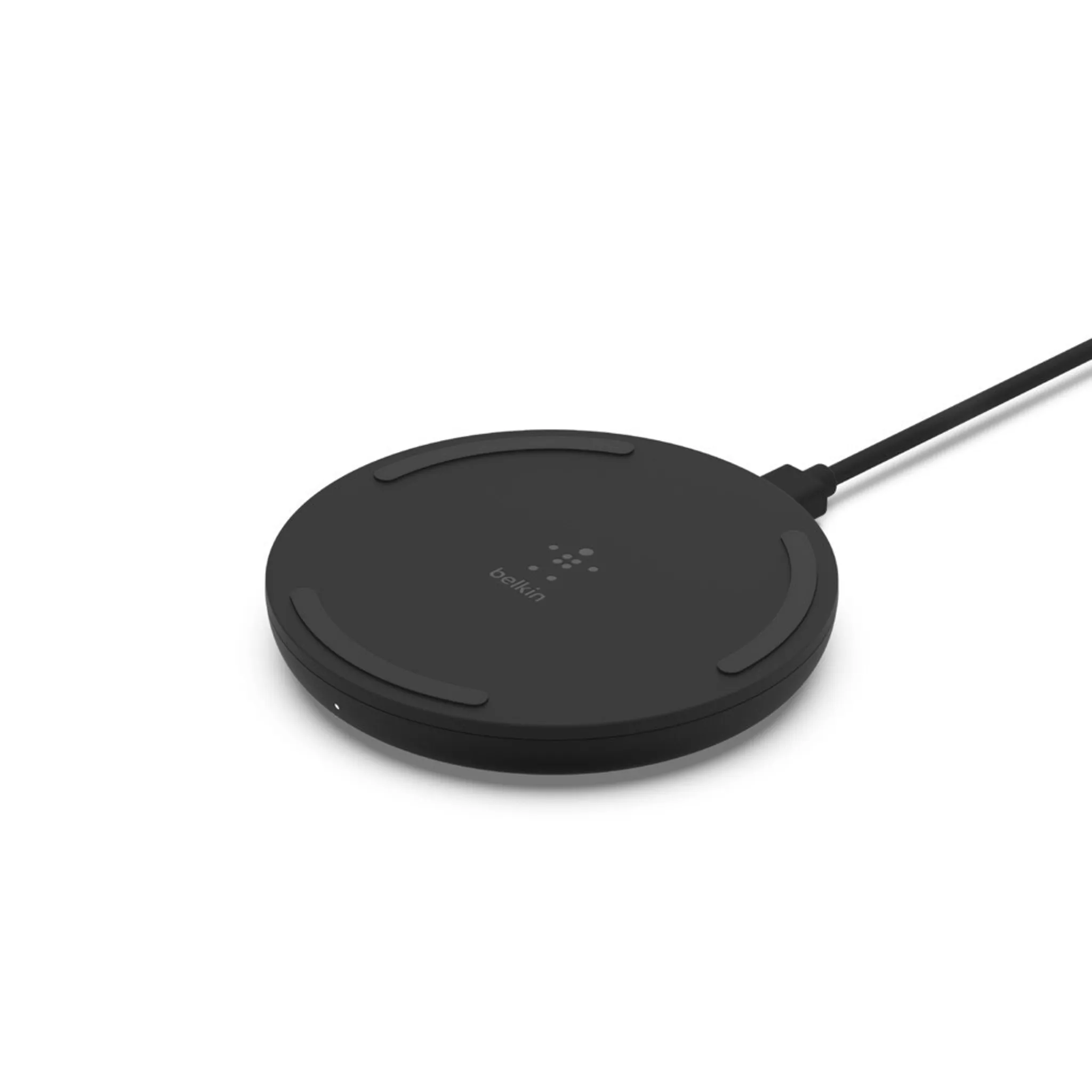 Un cargador inalámbrico Belkin negro con cable negro, sobre fondo blanco.
