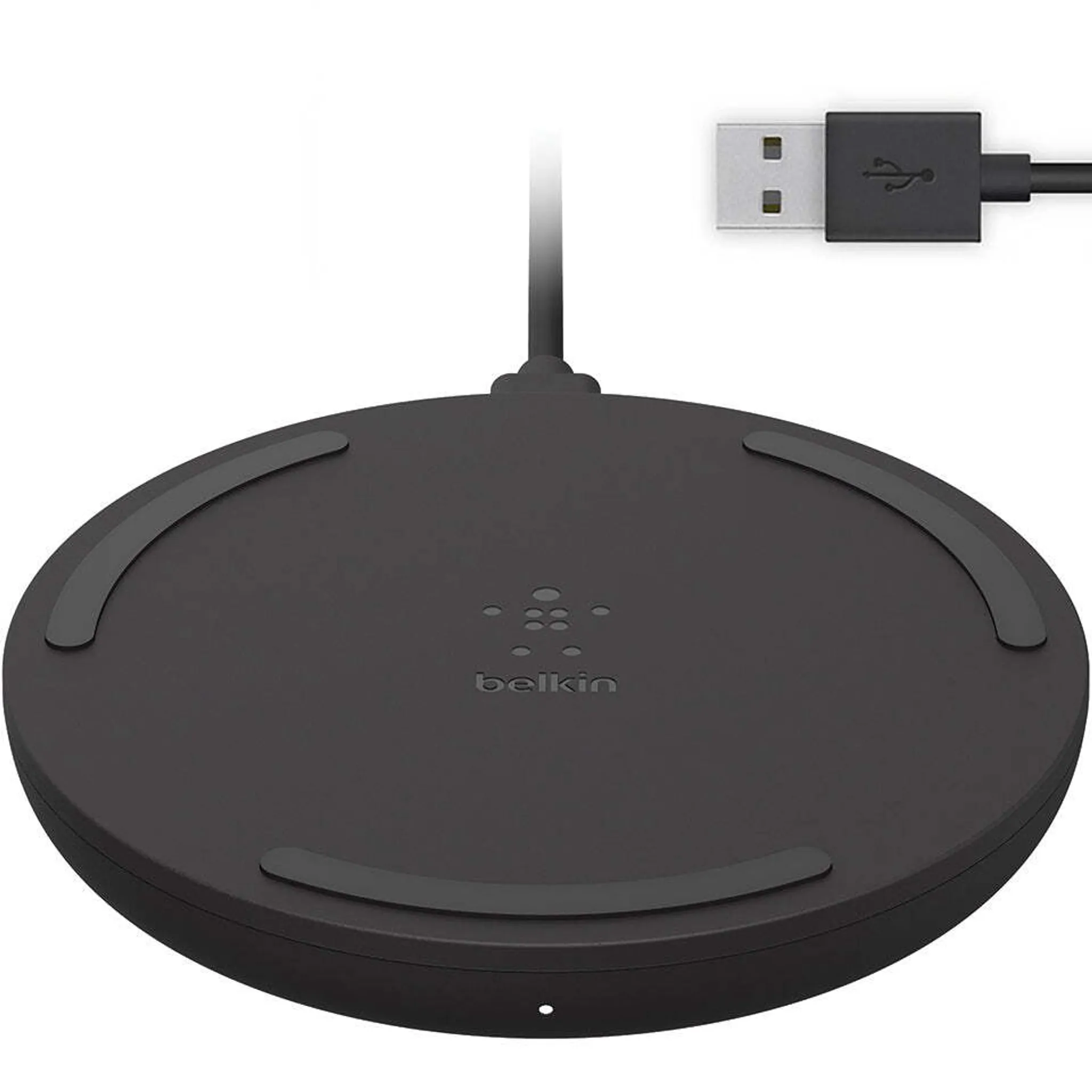 Cargador inalámbrico Belkin negro con cable USB. Redondo, logo Belkin y almohadillas de agarre.