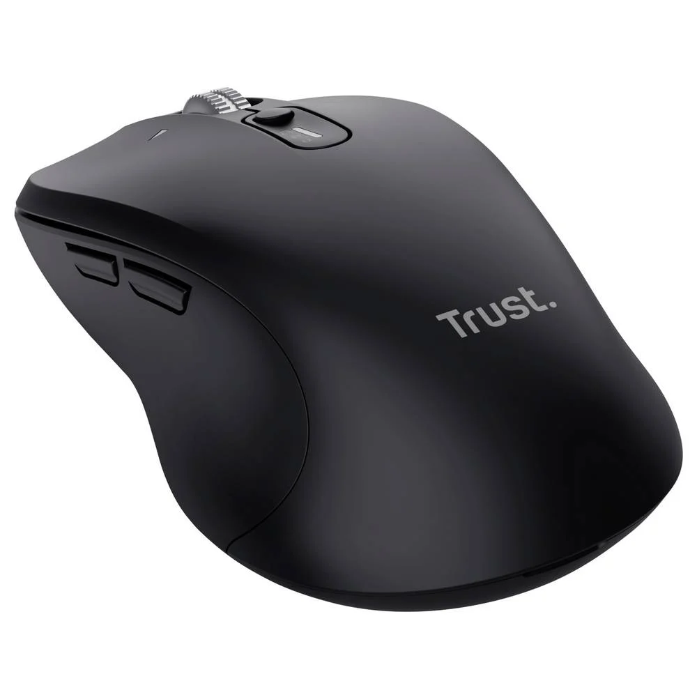 Un ratón de computadora negro con la marca 'Trust'. Tiene botones, una rueda de desplazamiento y un diseño ergonómico y elegante.