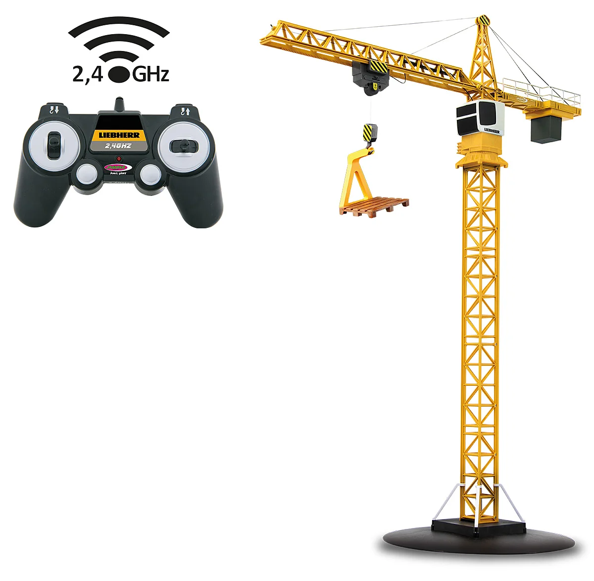 Egy sárga játék daru távirányítóval, fa raklapot emel. A darun a Liebherr logó és a 2,4 GHz felirat látható.