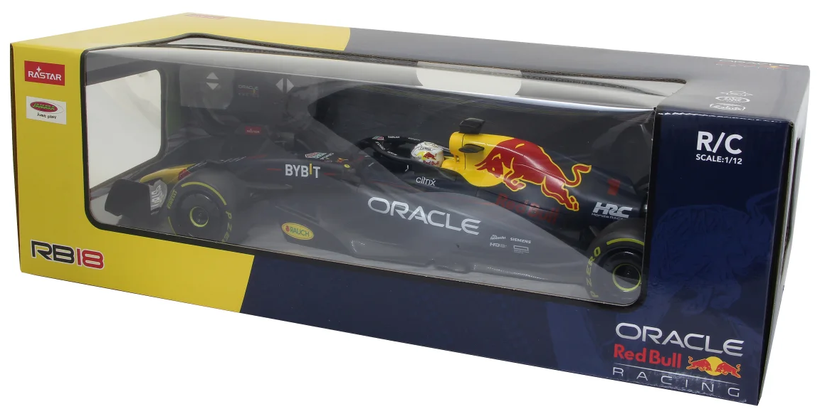 Egy Red Bull RB18 modellautó dobozban. Az autó fekete, sárga és piros, Oracle és Red Bull logókkal.
