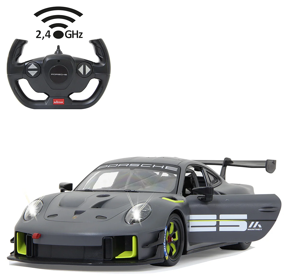 Egy szürke Porsche modellautó nyitott ajtóval. Felül egy távirányító található. Az autón zöld és fehér részletek vannak.