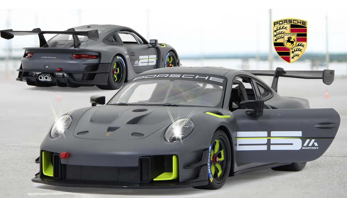 Két szürke Porsche versenyautó látható. Az egyiknek nyitott ajtaja van. A Porsche logója a jobb felső sarokban található.
