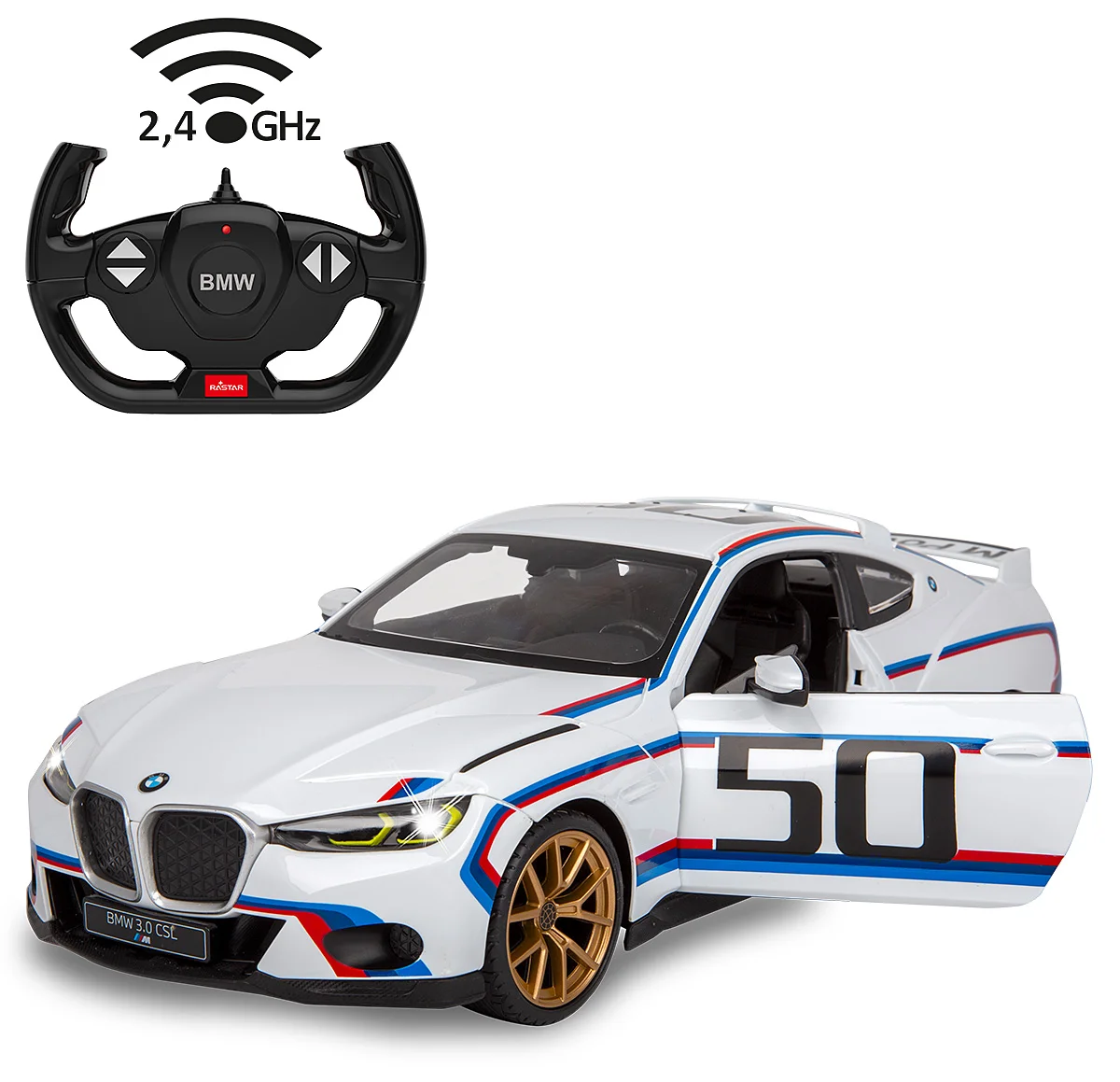 Fehér BMW játékautó versenysávokkal, nyitott ajtó 50-es számmal. Balra egy fekete távirányító.