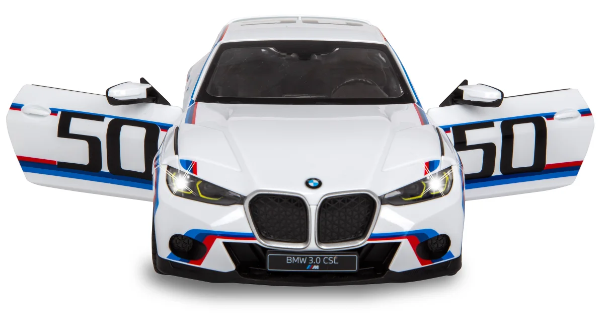 Fehér BMW 3.0 CSL modellautó nyitott ajtókkal. 50-es szám az ajtókon, kék, piros csíkok. Fényszórók bekapcsolva.