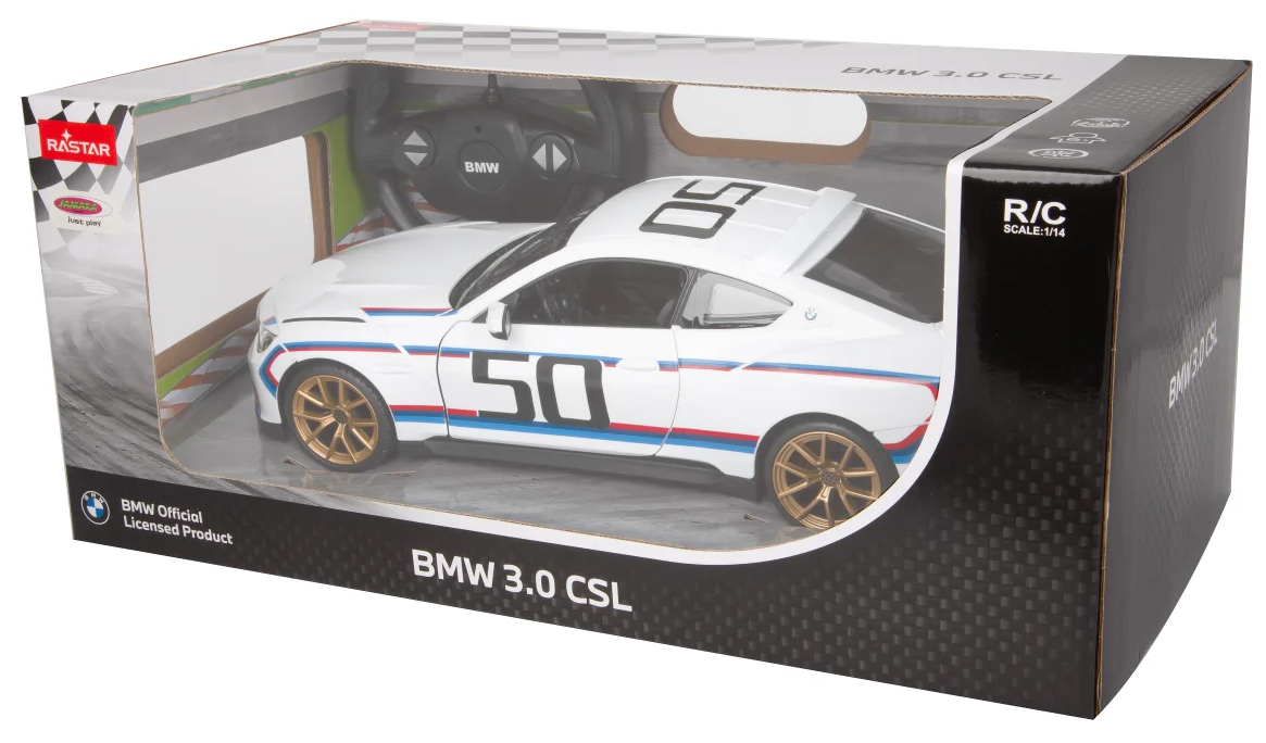 Egy fehér BMW 3.0 CSL játékautó dobozban. Versenycsíkokkal, arany felnikkel és 50-es számmal rendelkezik. Egy távirányító látható.