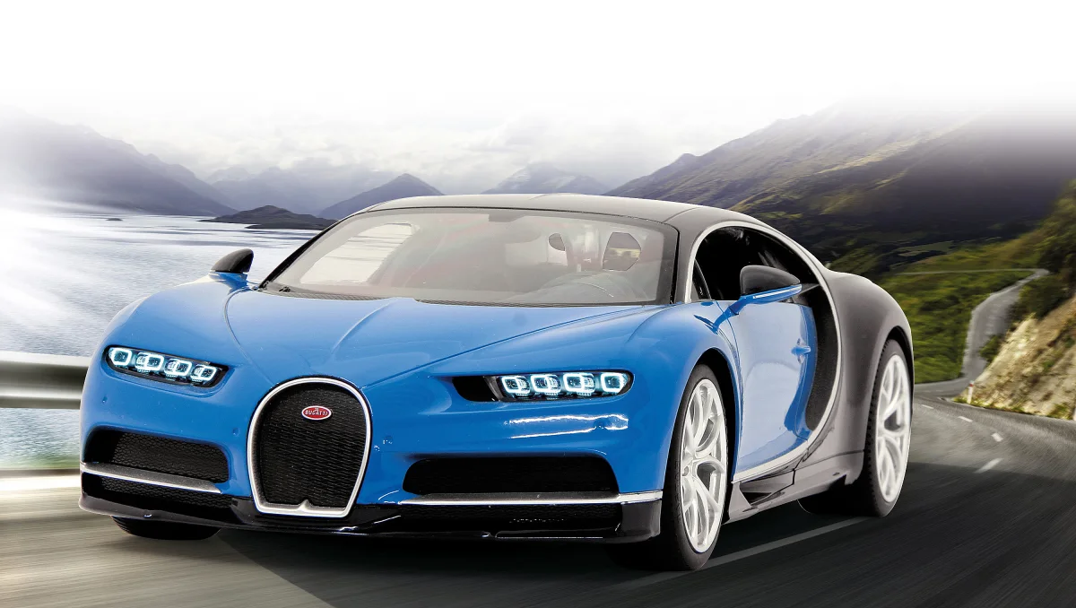 Kék Bugatti sportkocsi egy kanyargós úton, hegyekkel a háttérben. Az autó a fókuszpont.
