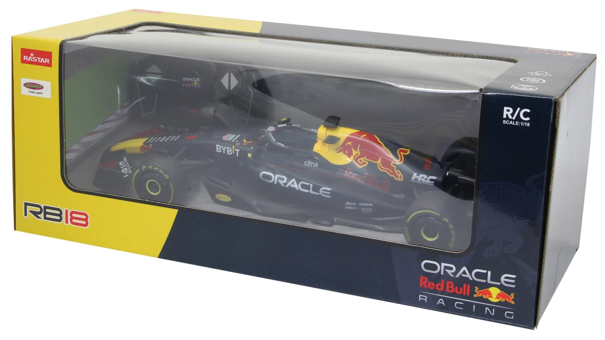 Egy Red Bull Racing RB18 modellautó egy dobozban. Az autó fekete, piros és sárga díszítéssel, Oracle logóval.