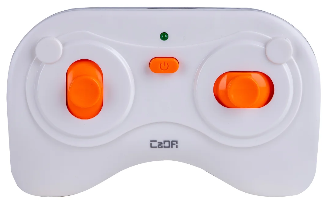 Fehér távirányító narancssárga joystickokkal és bekapcsológombbal. Egy zöld lámpa világít, és a márka a Cada.