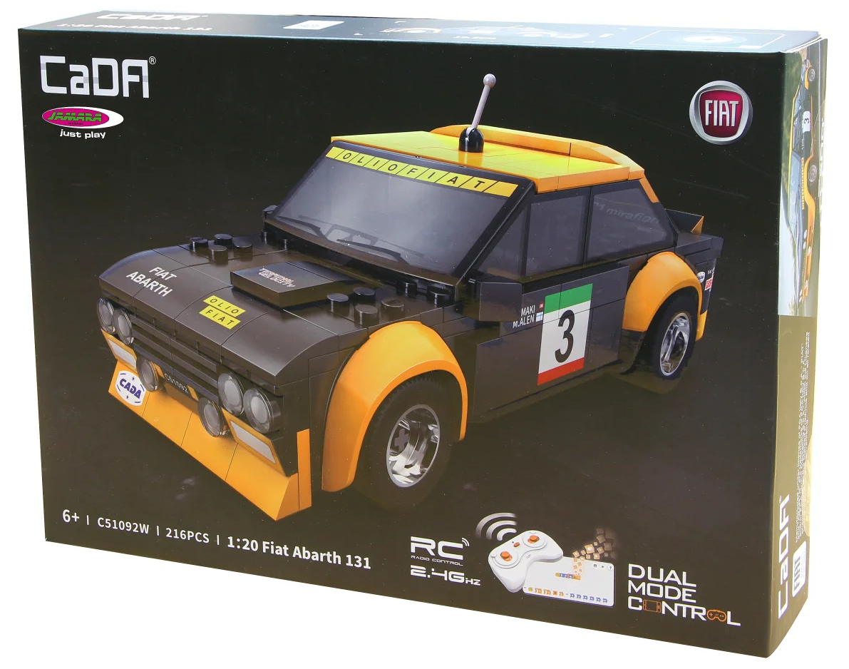 Egy Fiat Abarth 131 modellkészlet doboza. A modell fekete és sárga, az oldalon 3-as számmal. A dobozon Fiat és CADA logók vannak.