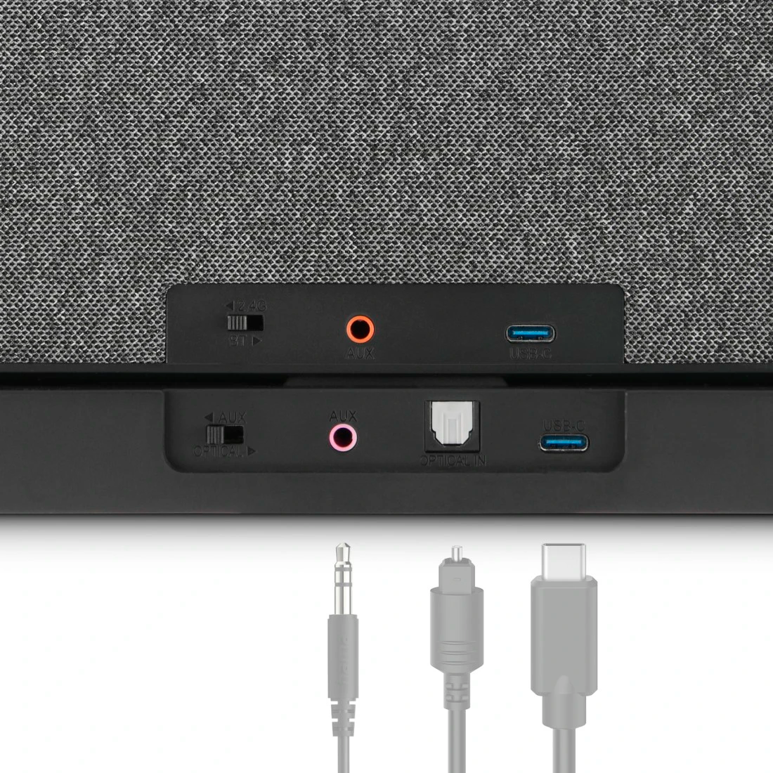 Nahaufnahme der Rückseite eines Lautsprechers mit verschiedenen Eingangsanschlüssen: AUX, Optical, USB-C und Bluetooth/Wi-Fi-Auswahl. Kabel sind unten gezeigt.