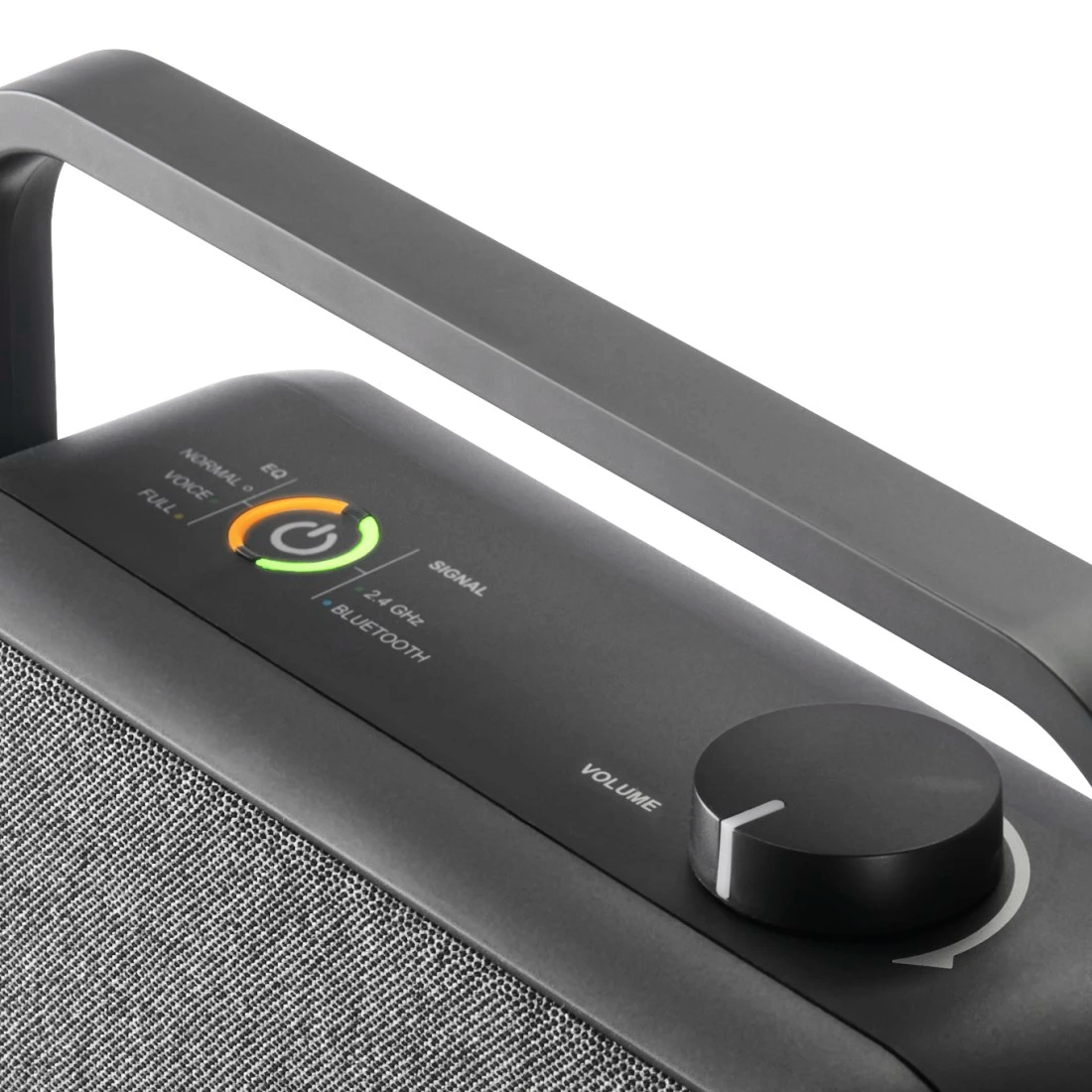 Nahaufnahme eines schwarzen Lautsprechers mit Lautstärkeregler und Bedienfeld. Das Bedienfeld enthält eine EQ- und Bluetooth-Anzeige.