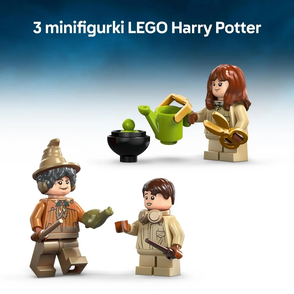Trzy minifigurki LEGO Harry Potter: jedna z kapeluszem i różdżką, jedna z nożyczkami i konewką oraz jedna ze słuchawkami i różdżką.