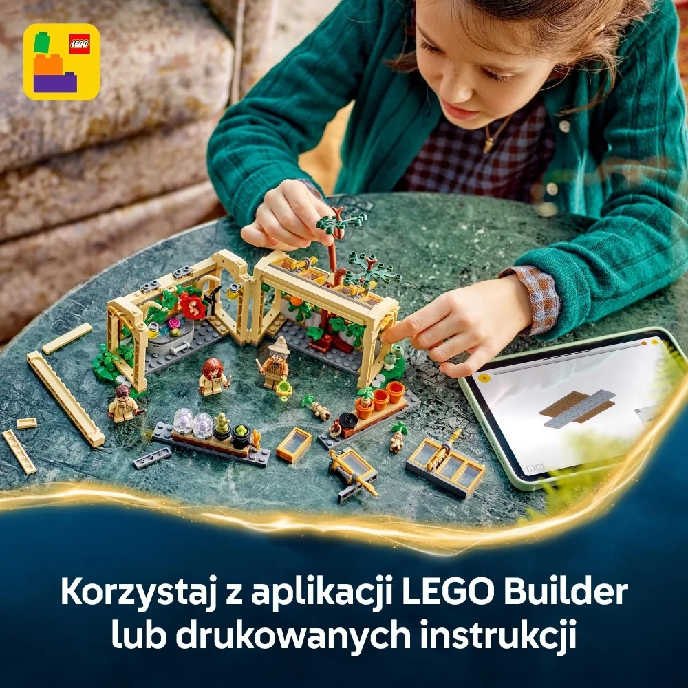 Dziewczyna buduje zestaw LEGO, postępując zgodnie z instrukcjami na tablecie. Zestaw przedstawia szklarnię z minifigurkami i roślinami.