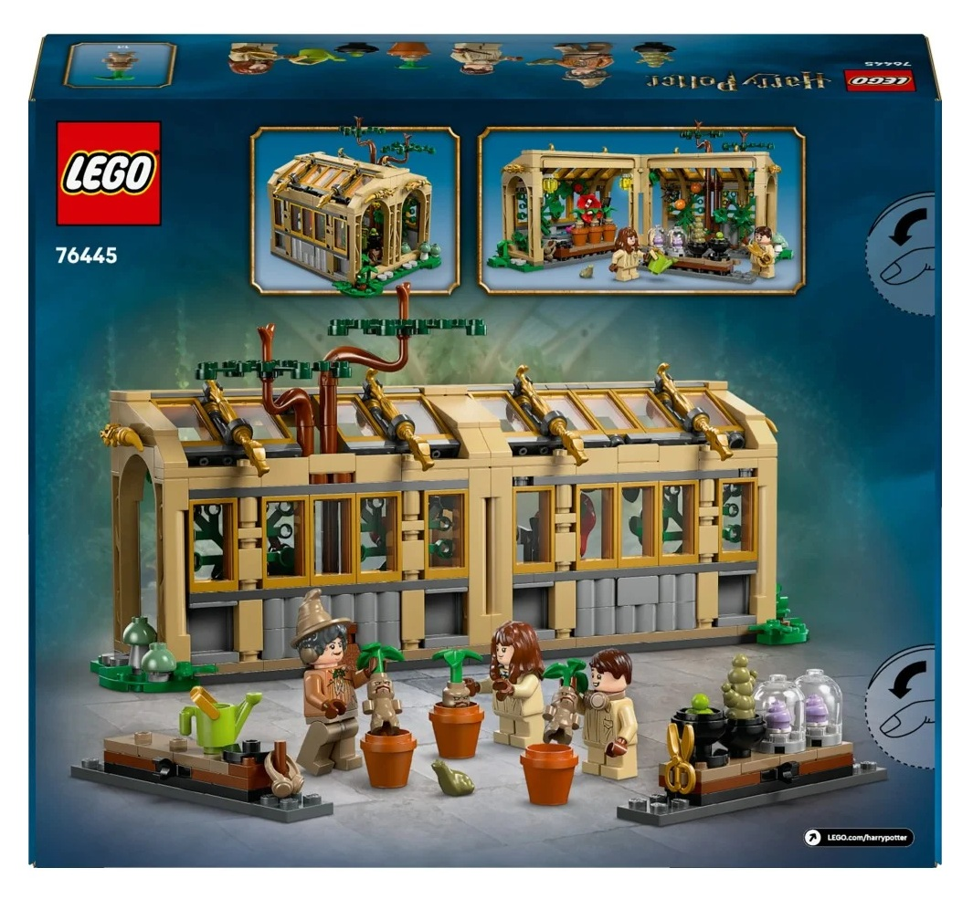 Zestaw LEGO Harry Potter. Zawiera szklarnię z postaciami pielęgnującymi rośliny, doniczki i konewkę. Zestaw jest na niebieskim tle.