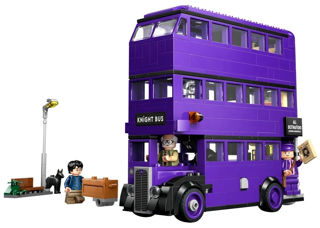 Autobus Lego Knight w kolorze fioletowym z minifigurkami, w tym Harrym Potterem. Również pies, latarnia uliczna i wózek bagażowy.