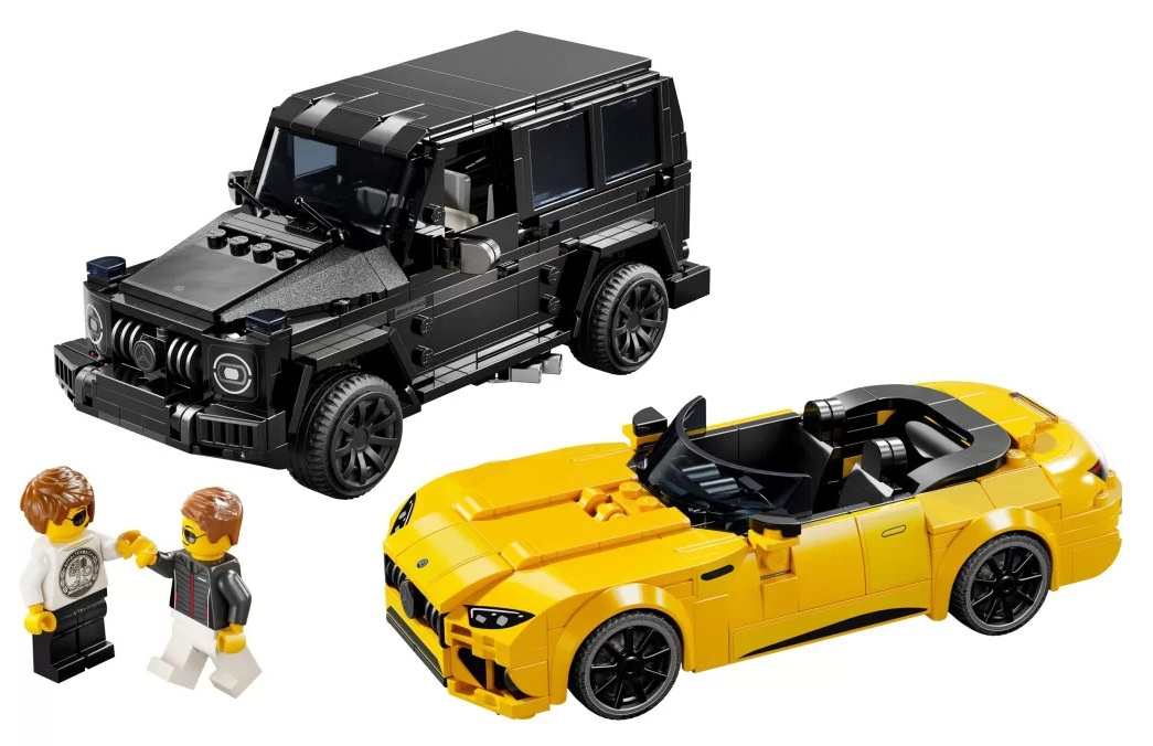 Zdjęcie przedstawia czarnego SUV-a Lego i żółty kabriolet z dwoma figurkami Lego. Figurki podają sobie ręce przed samochodami.