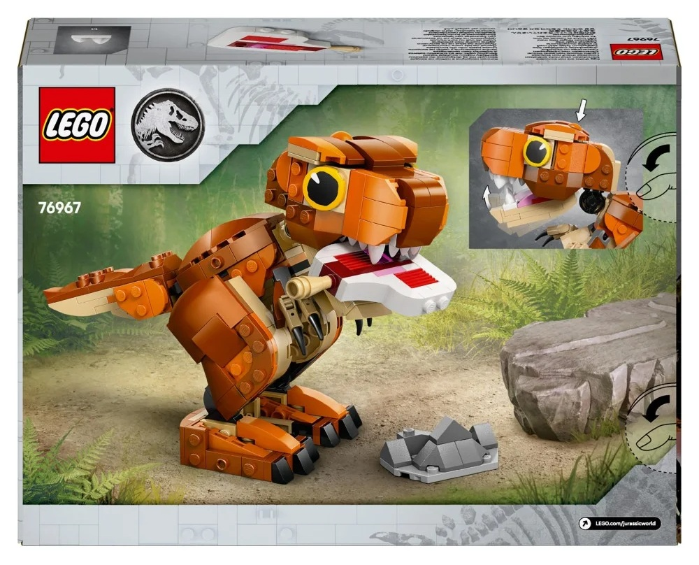 Model dinozaura T-Rex z klocków Lego, brązowy i pomarańczowy, na tle liści i skały.