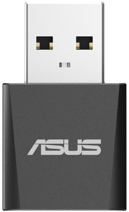 Ein schwarzer ASUS-USB-Adapter. Er hat einen weißen USB-Anschluss. Das ASUS-Logo ist weiß auf dem schwarzen Gehäuse.