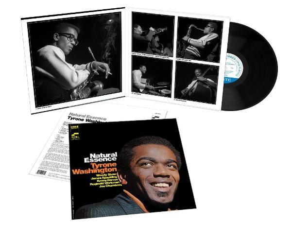 Albumborító: Tyrone Washington mosolyog, albumborítóval és bakelit lemezzel. Az album címe: 'Natural Essence'.