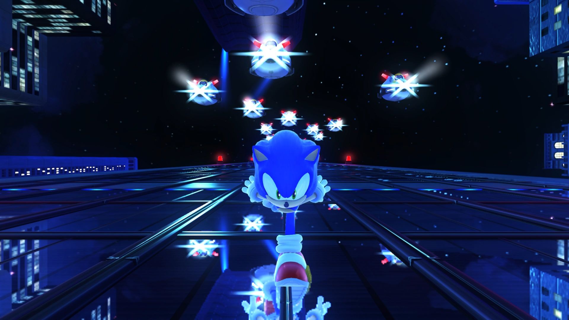 Gelecekçi bir şehirde Sonic the Hedgehog. Kırmızı ayakkabılı mavi karakter, öne dönük, geceleyin dronlar ve ışıklarla çevrili.