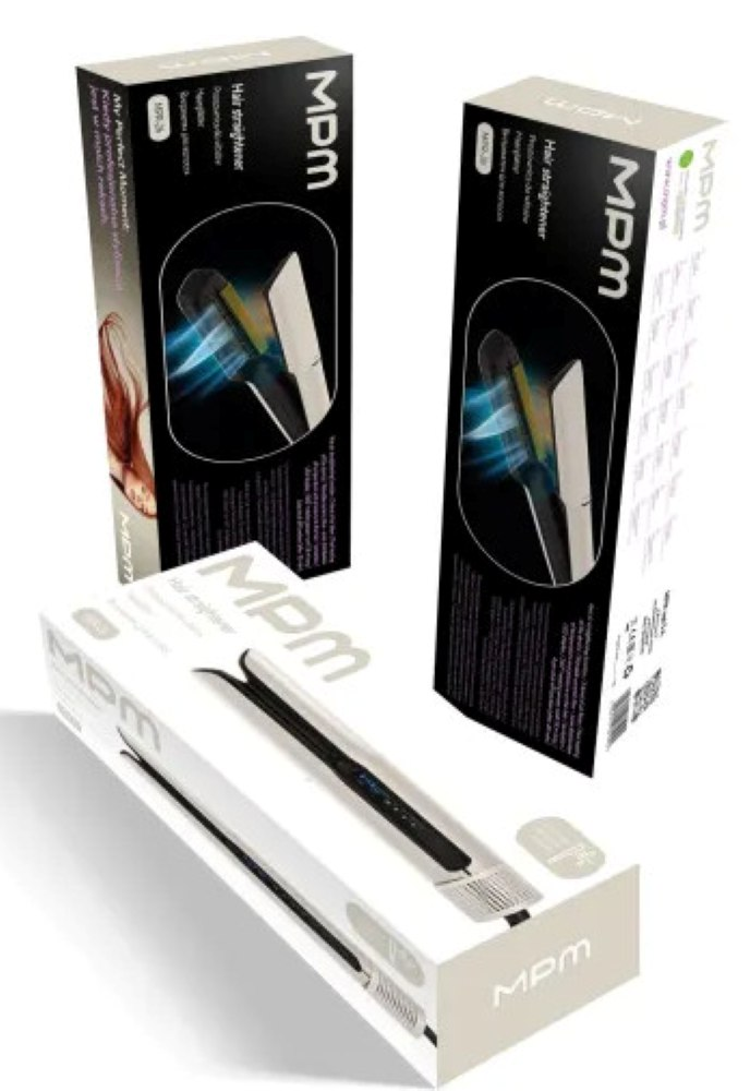 Widoczne są trzy pudełka prostownic do włosów MPM. Dwa pudełka są czarne ze zdjęciem prostownicy. Jedno pudełko jest białe.