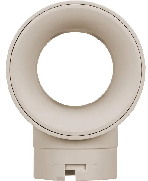 Beżowy, okrągły obiekt z dużym otworem pośrodku. Ma podstawę z prostokątnym otworem. Tło jest białe.