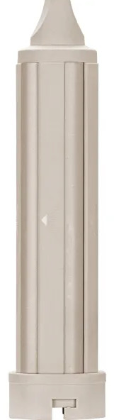 Wysoki, kremowy, cylindryczny obiekt ze spiczastym wierzchołkiem. Ma pionowe żłobienia i prostokątną podstawę z małą szczeliną.