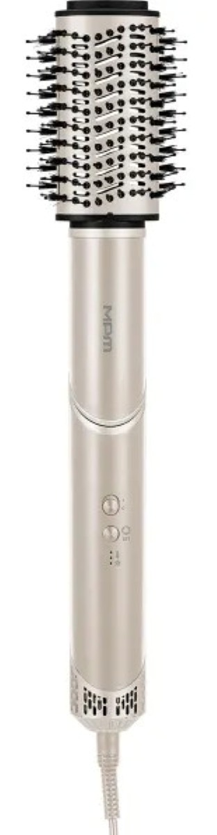 Beżowa szczotka do stylizacji włosów z czarnym włosiem. Posiada uchwyt z przyciskami i przewodem.