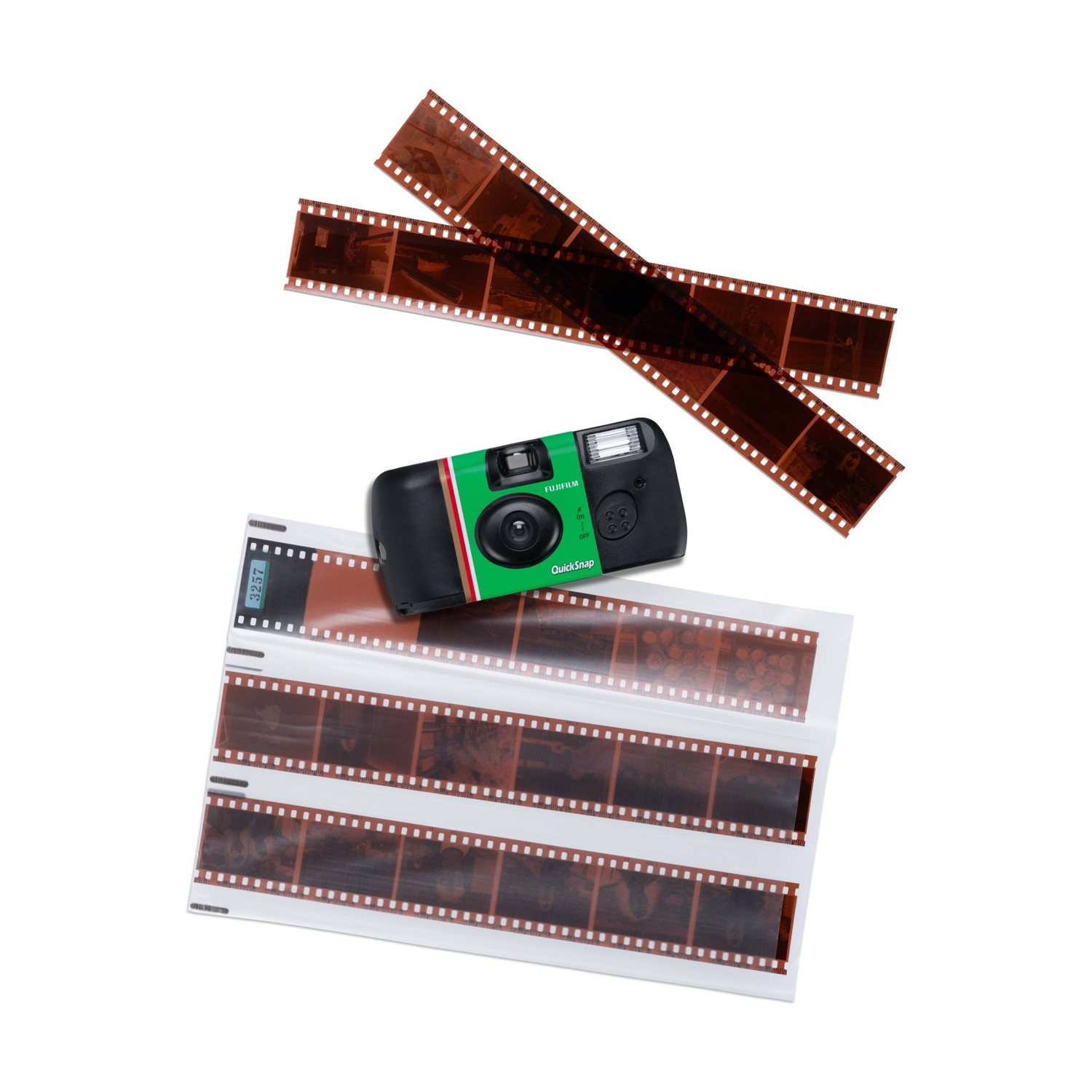 Una fotocamera Fujifilm QuickSnap verde e nera con strisce di pellicola e negativi su sfondo bianco.