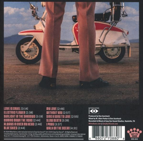 Person in rosafarbener Hose steht in der Nähe eines rot-weißes Rollers. Albumdetails und Titelliste sind unten sichtbar.