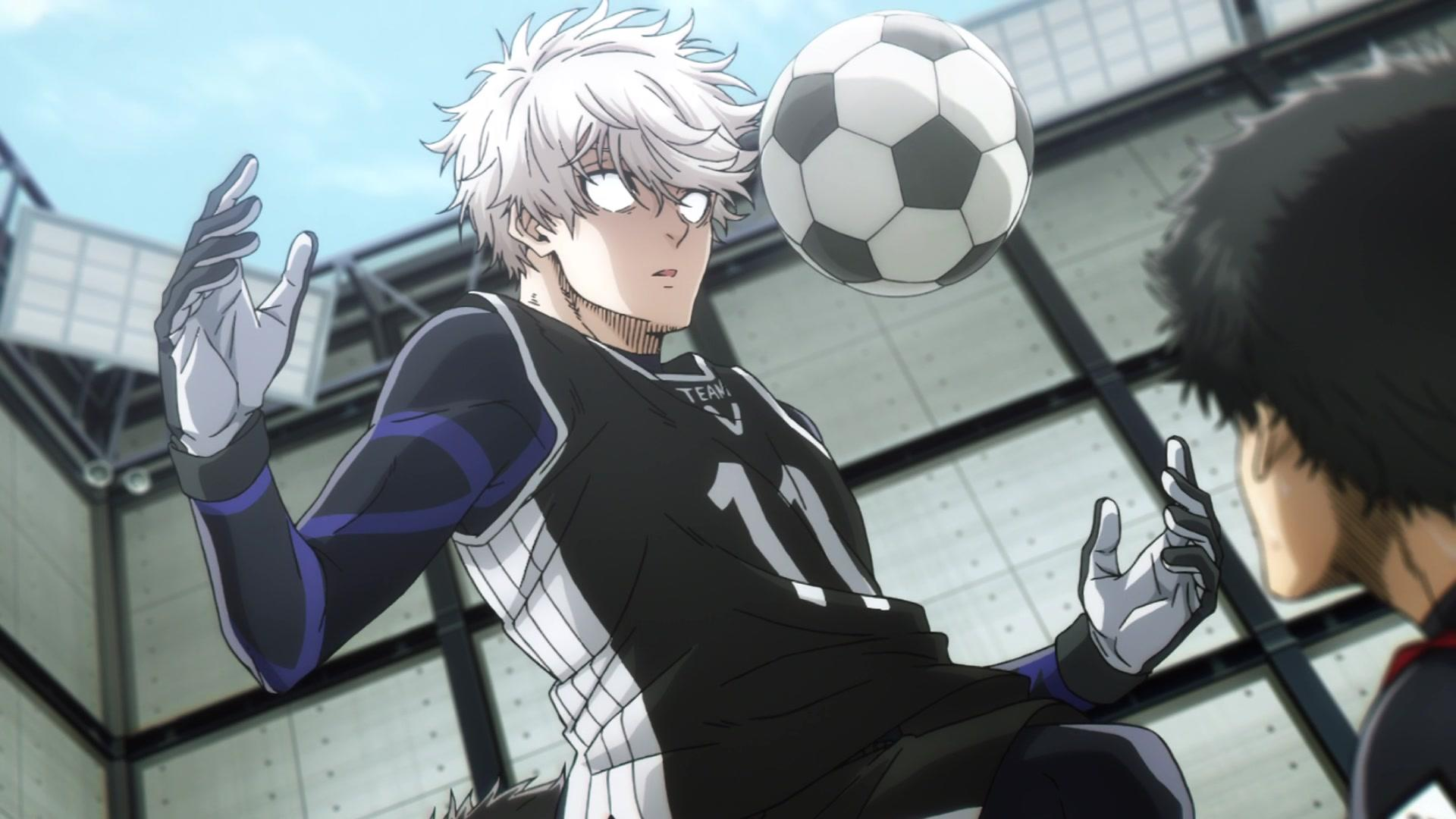 Anime-Szene eines Fußballspielers mit weißen Haaren und der Nummer 11 auf seinem Trikot, der einen Fußball betrachtet. Ein anderer Spieler ist im Hintergrund.