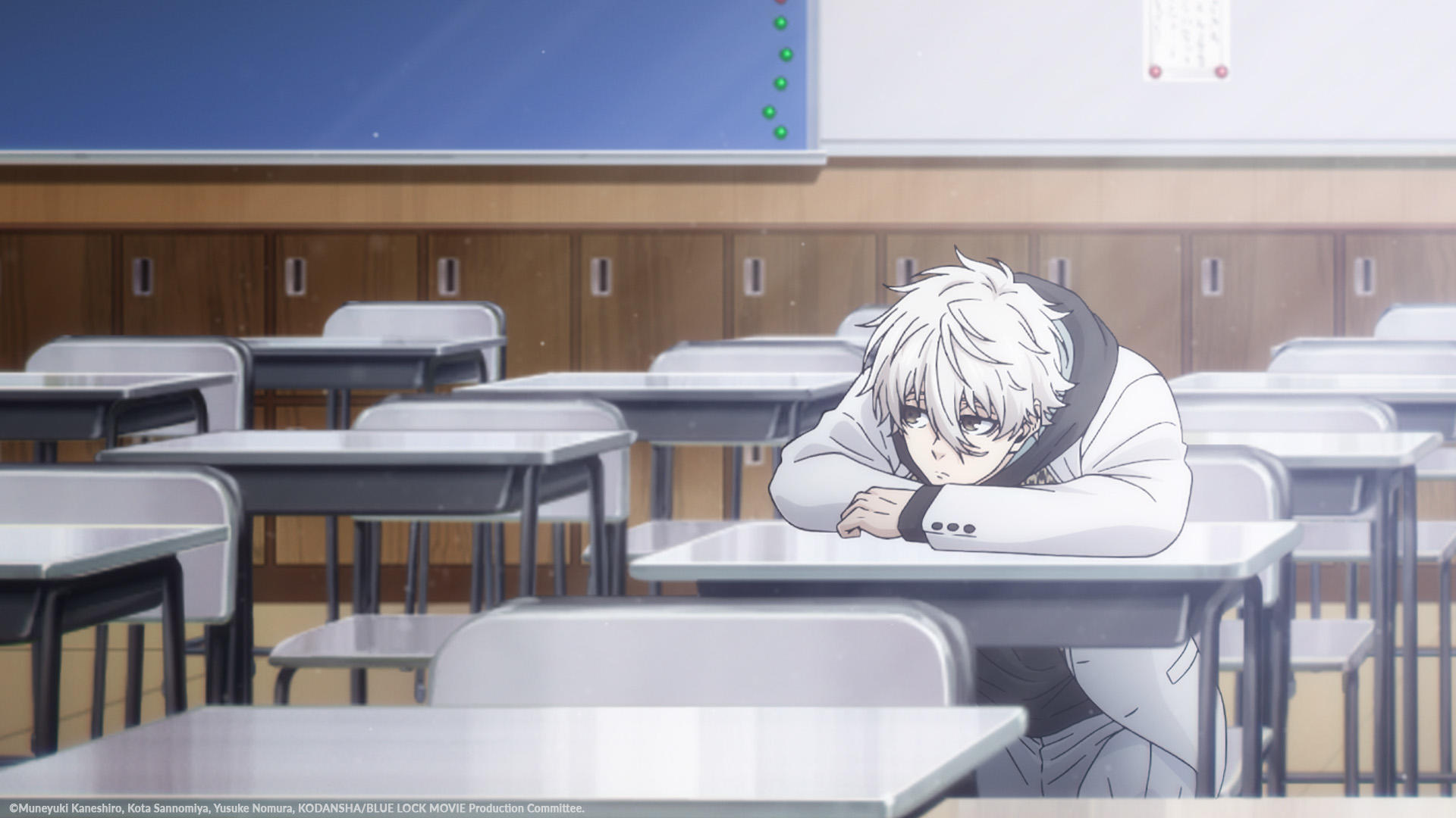 Anime-Figur mit weißen Haaren lehnt auf einem Schreibtisch in einem Klassenzimmer. Schreibtische und Stühle sind in Reihen angeordnet.