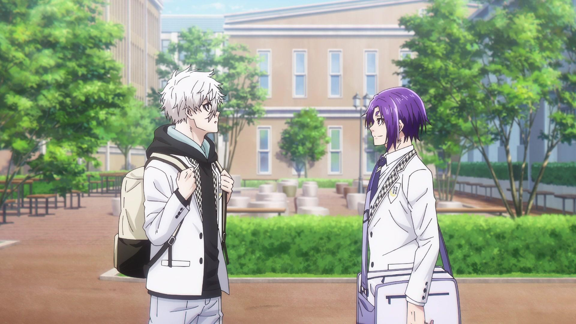 Zwei Anime-Jungen in Schuluniformen stehen sich an einem sonnigen Tag gegenüber. Der Hintergrund umfasst ein Gebäude und Bäume.