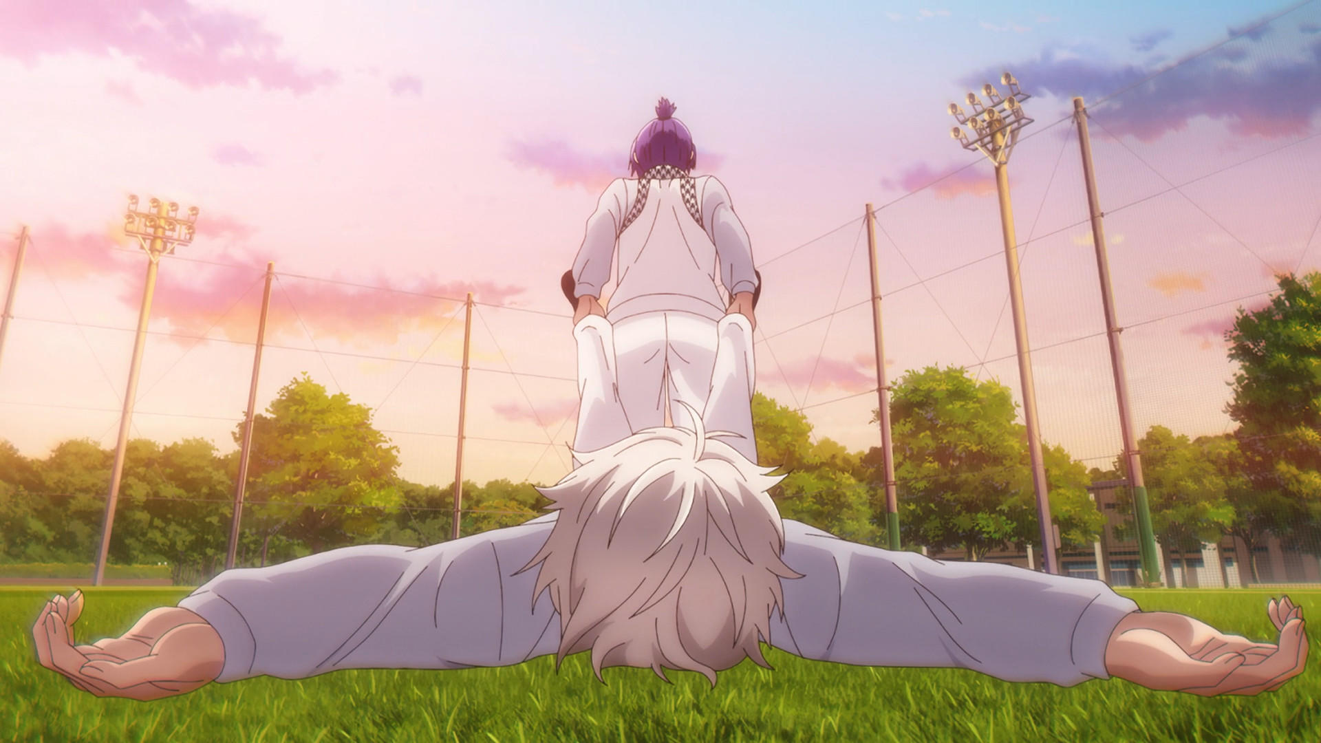 Zwei Anime-Charaktere machen einen Spagat auf Gras. Einer unterstützt den anderen. Der Himmel ist rosa und im Hintergrund ist ein Feld.