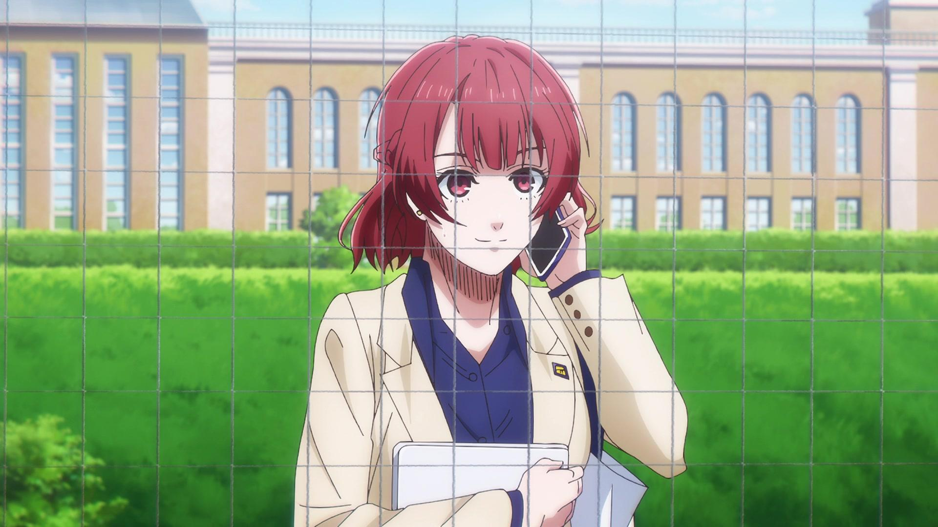 Anime-Frau mit roten Haaren telefoniert vor einem Gebäude und einem grünen Feld.