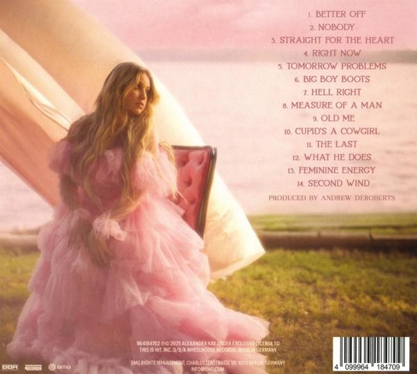 Eine Frau in einem rosa Kleid sitzt auf einem rosa Stuhl. Trackliste und Credits sind sichtbar.