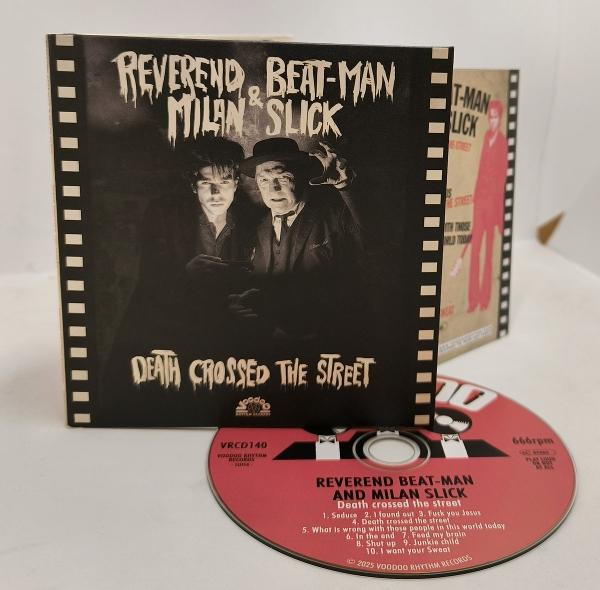Albumcover: Reverend Beat-Man & Milan Slick, Death Crossed The Street. CD & Albumhülle mit roter Disc, Schwarz-Weiß-Design.
