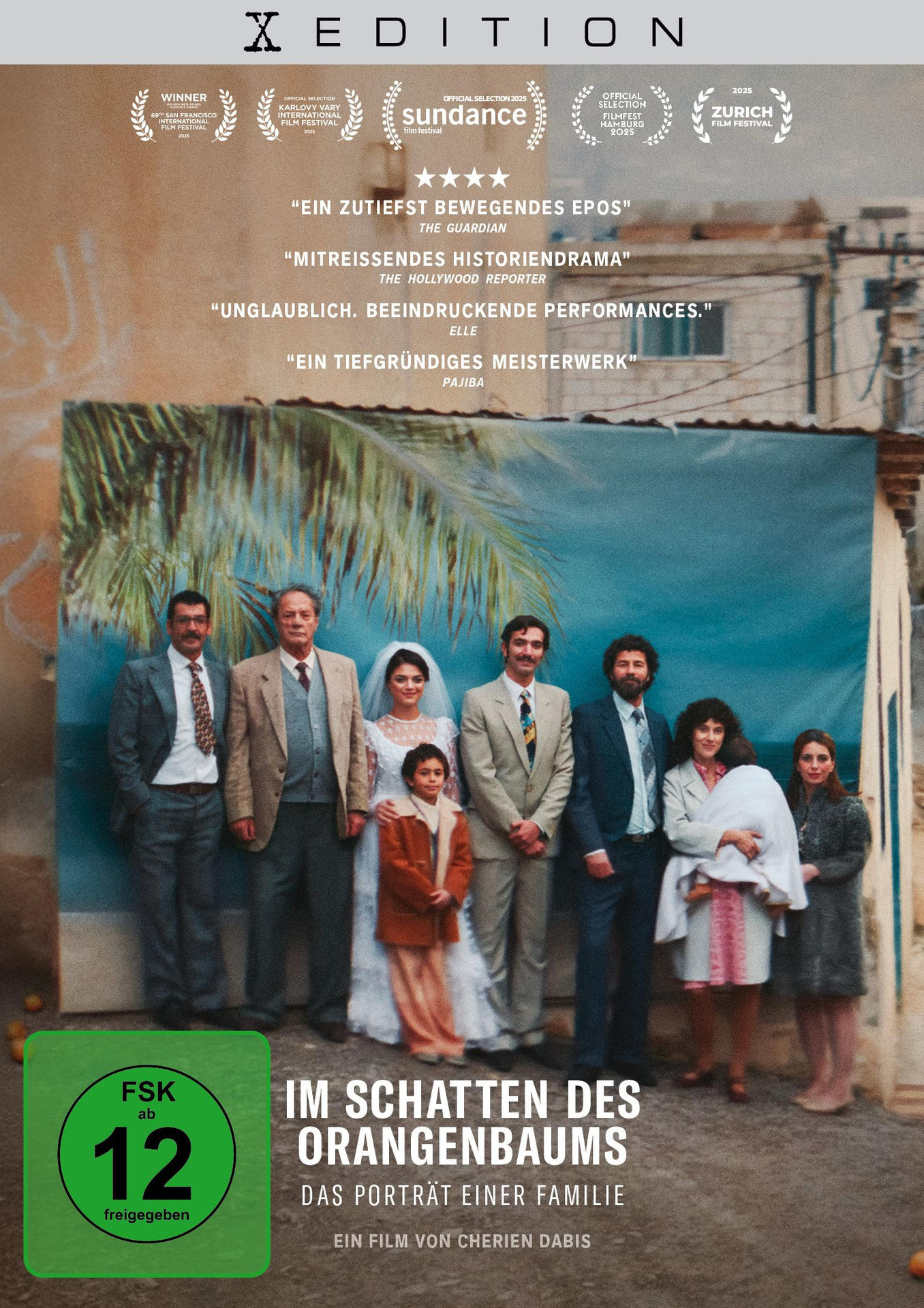 Filmposter mit Familienporträt. Menschen stehen vor blauem Hintergrund. Text auf Deutsch und Auszeichnungen oben.