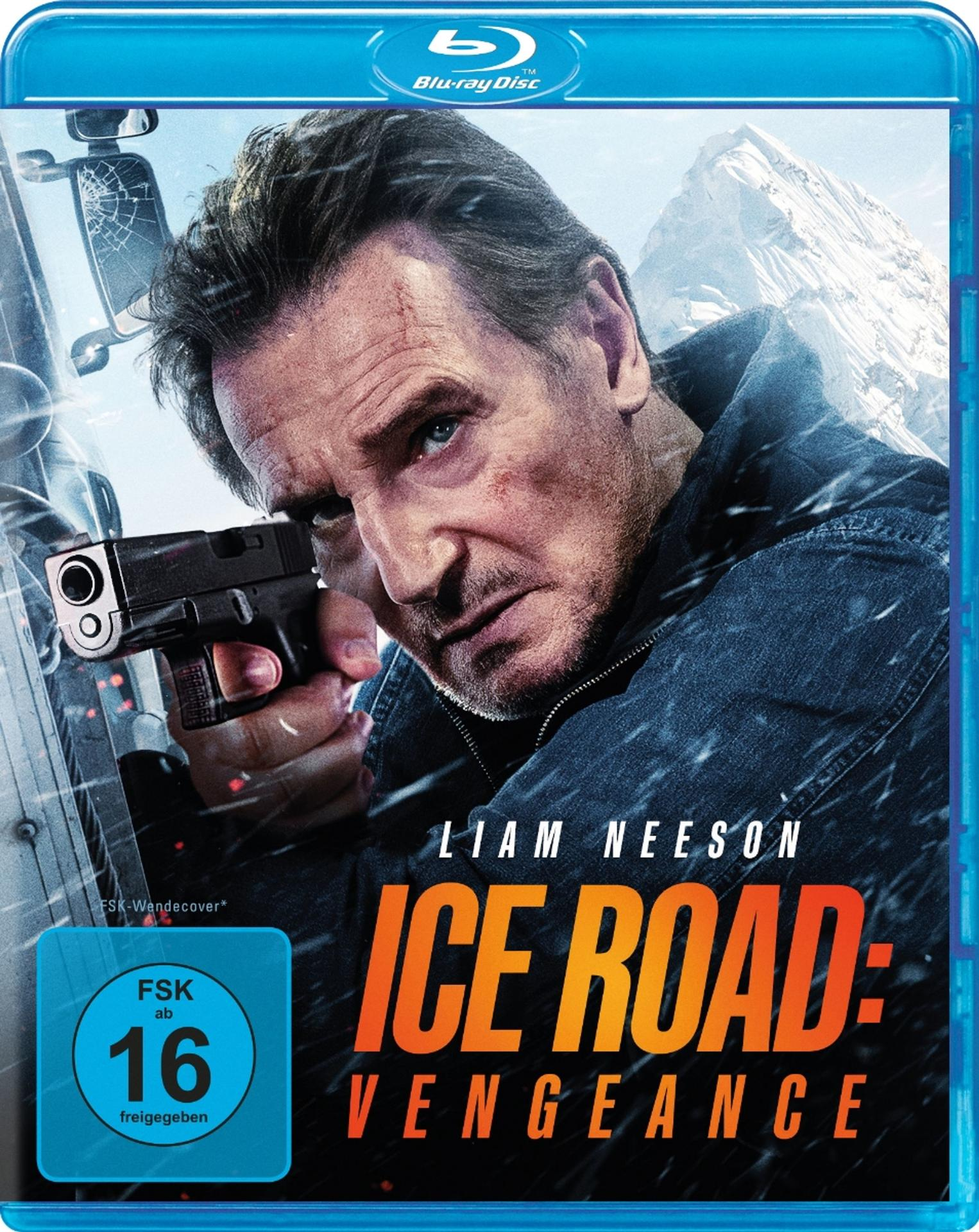 Liam Neeson mit einer Waffe auf einem Blu-ray-Cover. Der Titel lautet 'Ice Road: Vengeance'. Schneebedeckte Berge sind sichtbar.